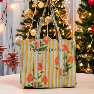 Bolso grande de verano hecho a mano de algodón para mujer, accesorio de moda con estampado de flores de estilo floral acolchado, regalo de verano para ella - Product Image 1