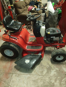 Tracteur à roues à transmission automatique à engrenages latéraux Snapper SPX110 15 HP, moteur bicylindre en V, composants principaux du système de transmission - Product Image 2