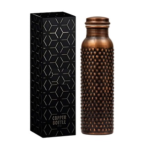 Botella de agua de cobre sostenible con diseño punteado, beneficiada por la salud, superventas disponible para oficinas y bodas para vender - Product Image 1
