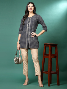 คุณภาพส่งออกของผู้หญิงอินเทรนด์มีสไตล์สีเทาปัก Chanderi Kurti สั้นจับคู่กับกางเกงคอลเลกชันเครื่องแต่งกายสํานักงานล่าสุด - Product Image 3