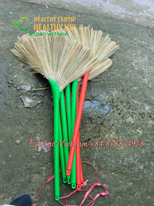 Balais d'herbe artisanaux du Vietnam/Fabricant vente en gros de balais de paille balai d'herbe écologique - Product Image 3