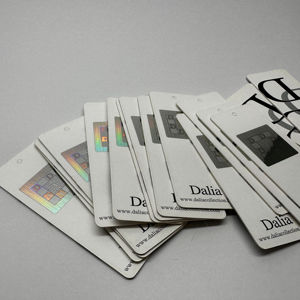 Etiqueta colgante de impresión Offset personalizada de alta calidad, sello caliente, hoja de plata, etiqueta oscilante, reciclaje, tarjeta de papel ecológica, billete doblado - Product Image 2