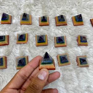 Vente en gros de haute qualité 15-20mm pyramide à sept chakras pierre semi-précieuse artisanat générateur d'énergie fait à la main pierre précieuse style mascotte - Product Image 2