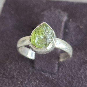 Anillo de Plata de Ley con Peridoto, Colección Boutique, para Oración y Devoción, Calidad Premium - Product Image 3