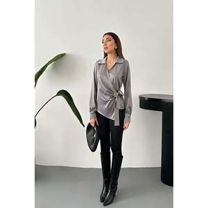 Blusa de Satén Gris para Mujer, Marca Elisa Fashion, con Detalle de Botones - Product Image 3