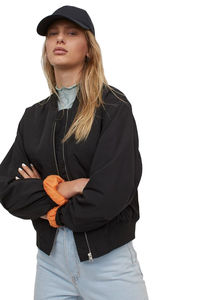 แจ็คเก็ตบอมเบอร์ผู้หญิงแบบหนาสำหรับฤดูหนาว ปี 2025 รับสกรีนโลโก้ แจ็คเก็ตบอมเบอร์ผู้หญิงแบบหนา อุ่น มีกระเป๋าสั่งทำ คุณภาพสูง ระบายอากาศได้ดี - Product Image 6