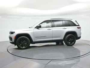 Grand Cherokee Altitude X AWD 2025 USADO, Automático, Cuero Oscuro, Volante a la Izquierda, Llantas de Aleación de Aluminio R17, ACC, en Buenas Condiciones, Listo para Conducir - Product Image 3