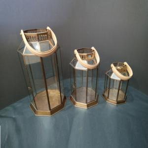 Ensemble de 3 lanternes à bougies faites à la main avec verre et poignée en cuir laiton finition laiton pour la décoration de la maison - Product Image 1