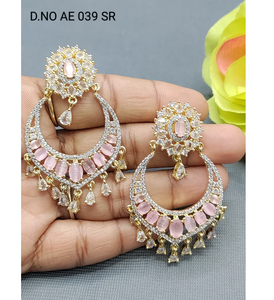 Boucles d'oreilles dorées éblouissantes pour femmes qui combinent des éléments modernes et traditionnels pour toutes les préférences de style de l'Inde - Product Image 4