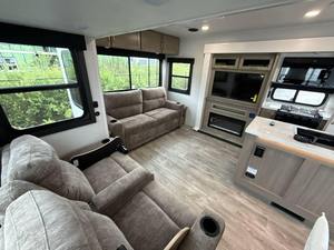 Remolque de caravana compacto y ligero para viajes familiares con espacio de vida expandible - Product Image 6