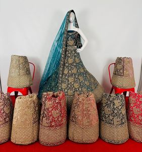 Último diseñador de terciopelo nupcial Lehenga Choli étnico indio traje de boda con piedras Jarkan pesadas completas para novias - Product Image 4