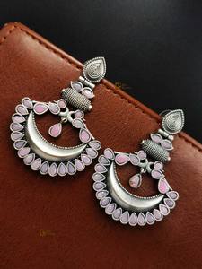 Pendientes de plata Chandbali, tachuelas colgantes de latón ligero, ropa de fiesta informal para niñas con estilo, regalo perfecto con piedra principal de perla - Product Image 6