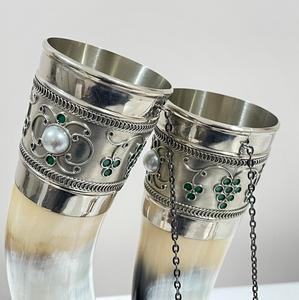 Cuerno Vikingo Decorativo Natural para Beber, Concha Pulida, Estilo Religioso, Artesanía Metálica, Soporte de Madera Único, Recuerdo Religioso - Product Image 1