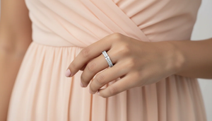 Bague de haute qualité au design géométrique moderne avec des pierres scintillantes, bague en or diamant pour les tenues inspirées des tendances, les occasions spéciales - Product Image 6