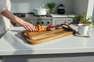 Bandeja de Madera Rústica Hecha a Mano para Joyería, Diseño Moderno y Lujoso, Apta para Lavavajillas, para Desayuno, Café, Té, Aperitivos, Mesa de Comedor, Cocina - Product Image 2