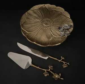 Support à gâteau en aluminium fait main avec motif floral doré | Ensemble élégant de serveur à gâteau et de couteau pour la décoration de mariage, d'anniversaire et de fête - Product Image 1