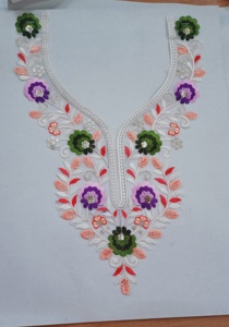 Collier brodé de créateur avec fil métallique et perles - Product Image 4