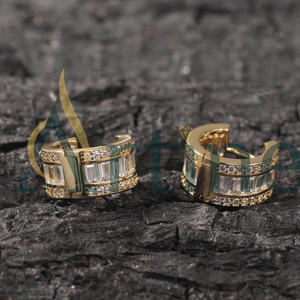 Boucles d'oreilles romantiques en or à quatre feuilles avec fleur en argent sterling 925 Boucles d'oreilles en forme de trèfle pour femmes - Product Image 1