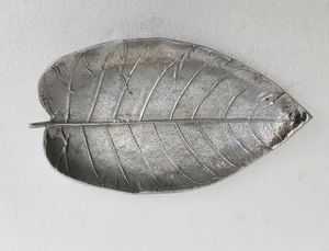 Tazón Decorativo Hecho a Mano con Diseño de Hojas y Frutas, Tazón de Metal Personalizable en Aluminio y Latón, Disponible en Varios Tamaños para Decoración del Hogar - Product Image 2