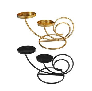 Portavelas de hierro independiente decorativo con intrincado arte de metal de inspiración barroca y lujosos detalles de estilo europeo - Product Image 5