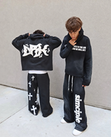 Ensemble 2 pièces streetwear gothique pour homme : sweat à capuche court délavé à l'acide et pantalon de survêtement large avec broderie croisée et impression en relief