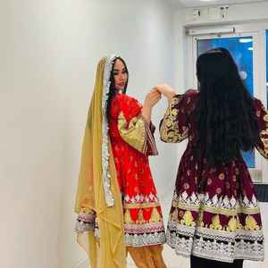 FABRICANTS PROFESSIONNELS ROBES AFGHANI DE QUALITÉ SUPÉRIEURE POUR FEMMES ROBES TRIBAL VINTAGE KUCHI AFGHAN FAITES MAIN DISPONIBLES À LA VENTE - Product Image 3