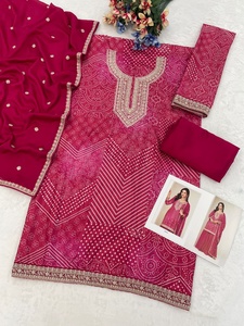 Fourniture en gros de porcelaine lourde traditionnelle Salwar Kameez avec un design de cou élégant et un Dupatta lourd disponible au prix d'exportation - Product Image 4