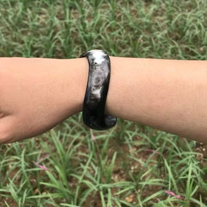 LOOK HORN Bracelet en corne de vache de buffle naturel fait à la main et de luxe pour hommes et femmes - Product Image 1