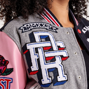 Chaqueta Universitaria Estampada al por Mayor para Mujer, Chaquetas de Béisbol con Logotipo Bordado y Chaquetas Universitarias Personalizadas para Mujer - Product Image 3