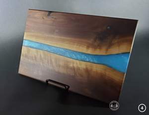 Tabla de cortar epoxi de resina y madera de olivo artesanal, tabla de cortar de cocina de madera natural colorida hecha a mano de tamaño personalizado - Product Image 3