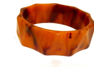 Bracelet jonc classique en résine, forme irrégulière colorée, design artistique et tendance, bijou de collection artisanal pour femme, idéal pour anniversaire ou fête - Product Image 3