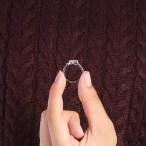 Anillo de compromiso de corte redondo de tres piedras chapado en oro de 14 quilates personalizado de oro sólido cultivado en laboratorio con certificación CVD para boda de mujer - Product Image 3