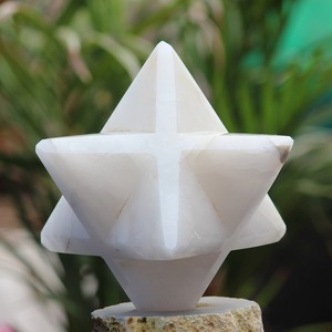 Vente chaude de étoiles Merkaba en quartz clair de 40 à 50 mm, qualité supérieure en gros, sculptures de pierres précieuses sculptées, mascotte Feng Shui - Product Image 5