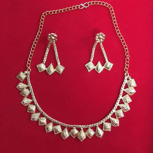 Elegante Juego de Collar Gargantilla con Colgante de Hoja Chapado en Oro con Pendientes a Juego |   Modelo de Joyería Nupcial y Festiva 23229 - Product Image 1