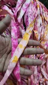 Hilo de cinta de seda Sari teñido y corbata hecho a medida para diseñadores de joyas para hacer pulseras y collares hechos de seda reciclada - Product Image 3