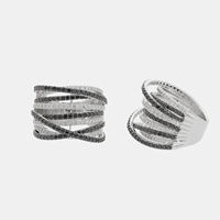 Luxuriöser Damenring aus 14K Gold mit Rhodium-Beschichtung, Breites Band mit Auffälligem Überkreuz-Design, Abwechselnde Reihen Brillant Geschliffener Diamanten