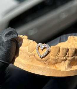 Exclusiva plata esterlina plateada en forma de corazón Moissanite Diamond Grillz hacer una declaración con Iced Out Bling para cualquier actuación - Product Image 1