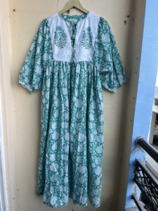 Vestido Midi con motivo Floral, minivestido de algodón 100%, estampado de bloque largo, cuello profundo, decoración de borlas, técnica bordada, cuerda más cerca - Product Image 2