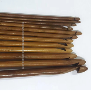 Crochets ergonomiques en bois bicolore de haute qualité avec une prise en main lisse et confortable pour le crochet et le tricot par FWE - Product Image 1