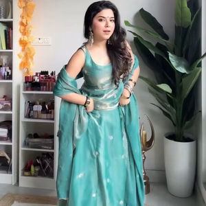 Vestido de red de seda pesada tradicional con Secuencia de bordado y trabajo de piedra para bodas para las estaciones de verano e invierno - Product Image 1