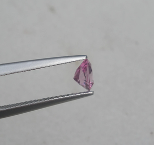 Tourmaline Rose Naturelle à Facettes en Vrac Pierres Précieuses Trillion Triangle Forme Couleur Rouge pour la Fabrication de Bijoux-IGI Certifié pour Bagues - Product Image 4