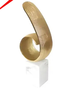 Nouvelle sculpture décorative en acier inoxydable en métal fini doré de conception tendance avec base pour salon - Product Image 3