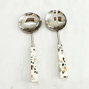 Juego de servir de barra de ensalada pulida de plata, servidores de ensalada decorativos de metal con mango de resina redonda naranja, juego de servir ensalada - Product Image 3