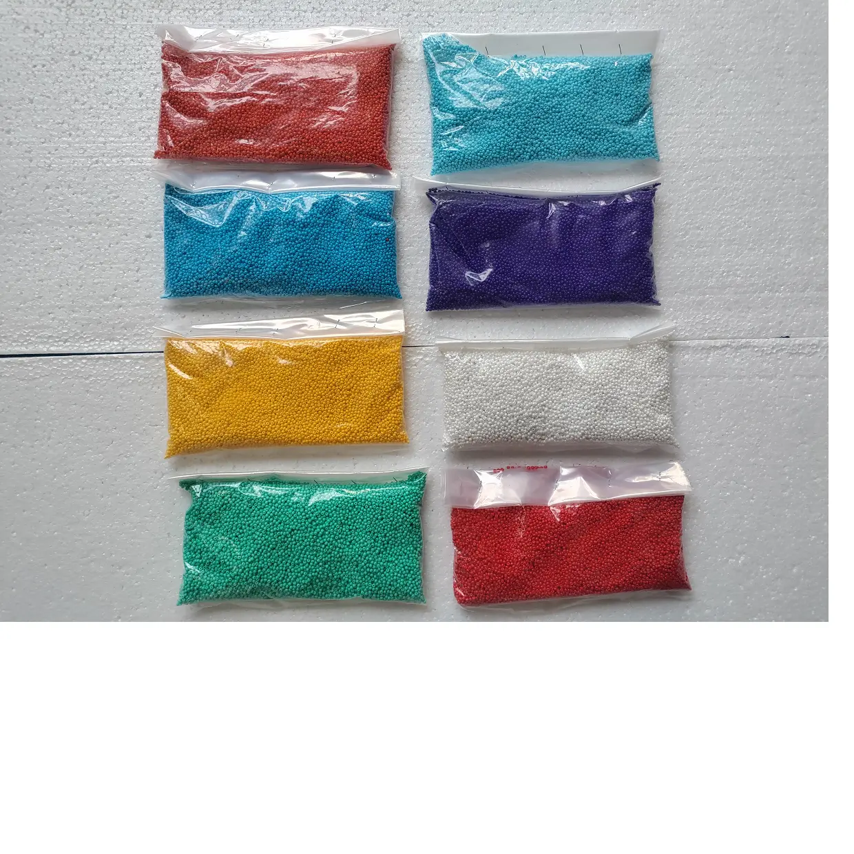 Manik-manik biji kaca dalam ukuran 9/0 tersedia dalam berbagai macam warna yang dikemas dalam 250 gram per warna ideal untuk dijual kembali