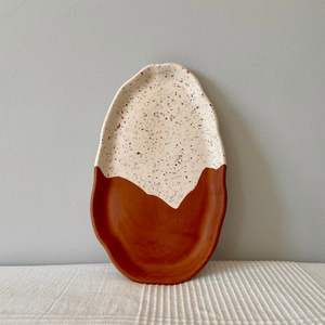 Bandeja de cerámica única para servir diseñada para el entretenimiento del festival con una presentación elegante de golosinas dulces y saladas - Product Image 1