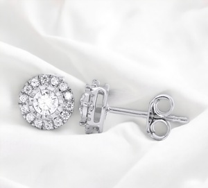 Simple Elegance 1.00Ct Moissanite Cluster Boucles d'oreilles en argent sterling Vente en gros OEM - Product Image 4