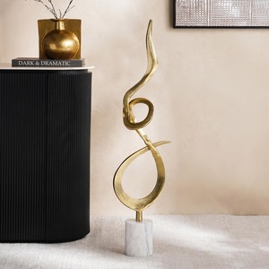 Sculpture de haute qualité en métal doré audacieux Artisanat de qualité supérieure Pièce de déclaration captivante pour les espaces modernes - Product Image 2