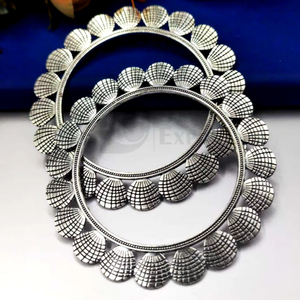 Brazalete de aspecto plateado de latón puro para fiesta, pulsera oxidada de tamaño libre, producto a granel hecho a mano ajustable, brazalete de plata alemán - Product Image 1