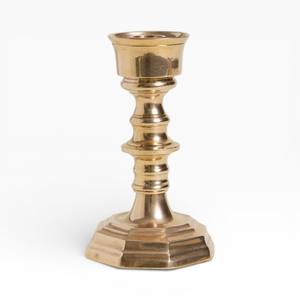 Bougeoir en laiton massif d'inspiration vintage avec base facettée pour un attrait décoratif intemporel Unique - Product Image 1