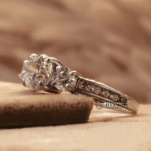 Solitaire de diamant de coupe ronde avec des accents Bague de fiançailles de style pour femme - Product Image 2